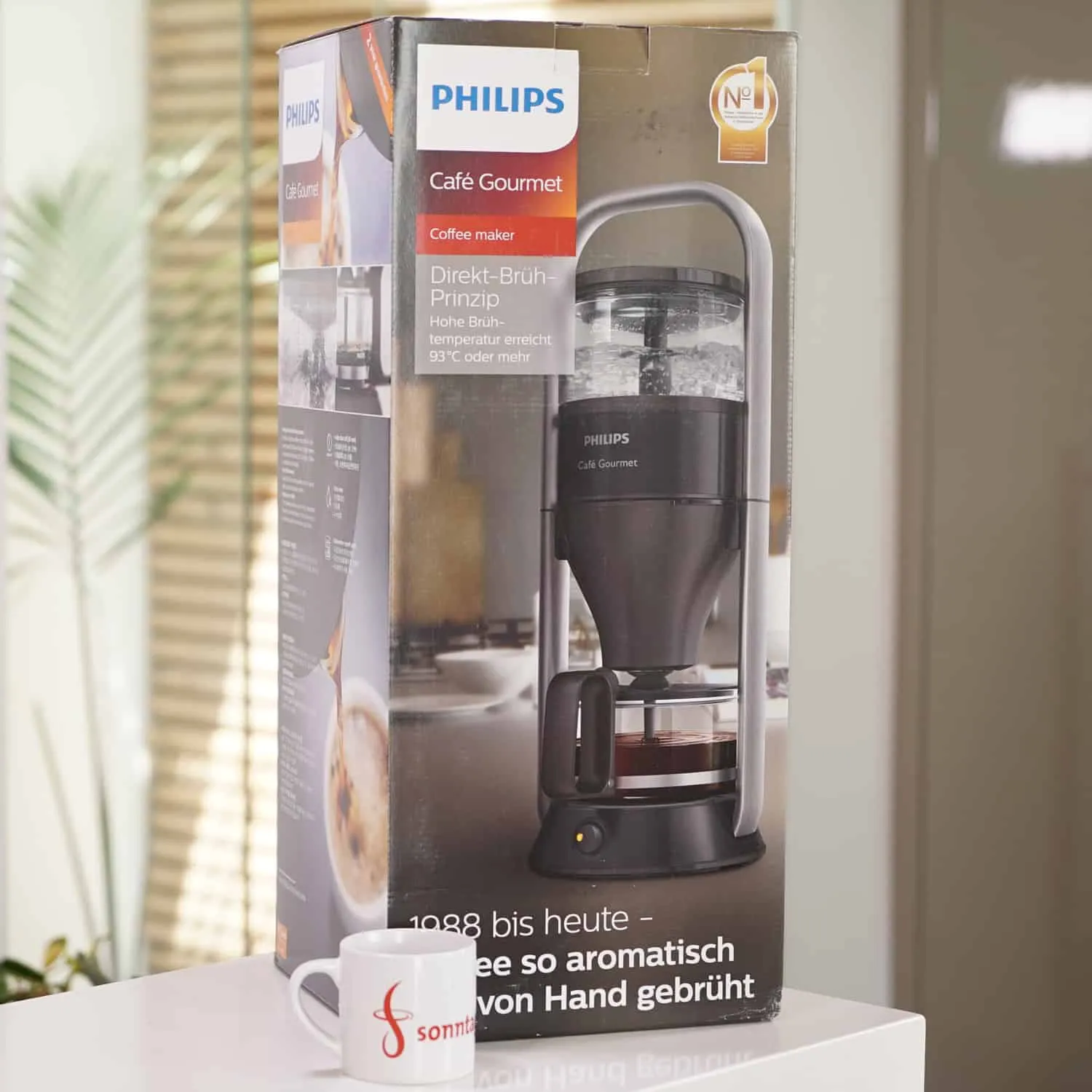 Die Verpackung der Philips Café Gourmet deutet auf die erhebliche Höhe der Kaffeemaschine hin