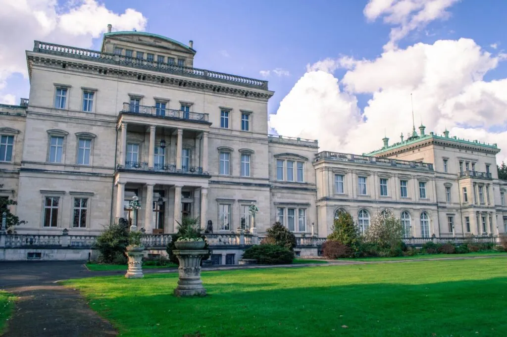 Die Villa Hügel in Essen mit weitläufigem Park