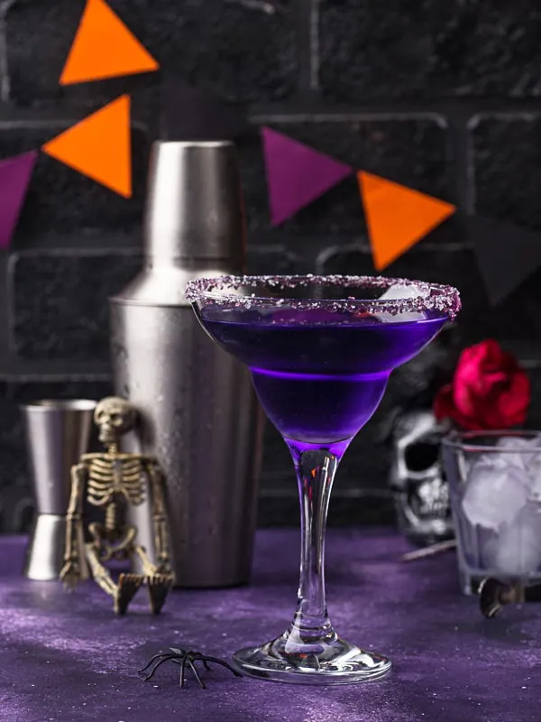 Die Virgin Lila Hexe, ein alkoholfreier Hexentrank mit Cranberrysaft und Blue Curaçao für Halloween.