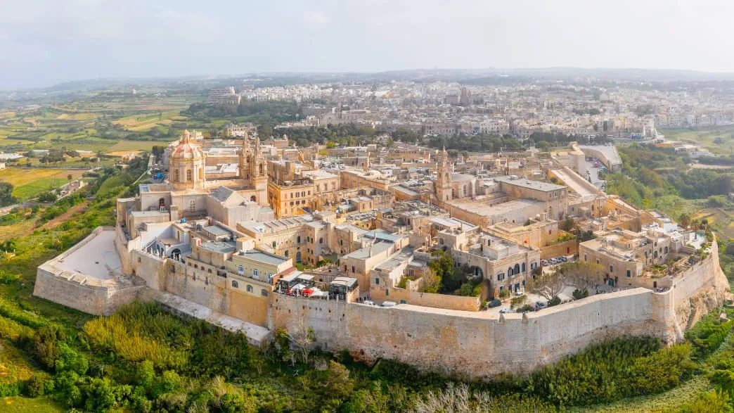 Die von einer hohen Mauer umgebene Altstadt von Mdina auf Malta, ein historisches Juwel