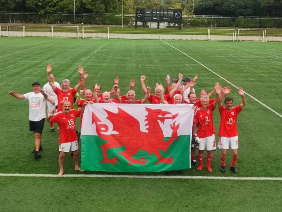 Die walisische Ü70-Nationalmannschaft feiert den Gewinn des Weltpokals