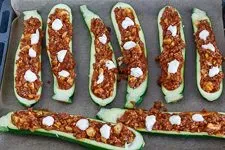 Die Zucchinihälften sind reichlich mit der würzigen Hackfleischmasse gefüllt