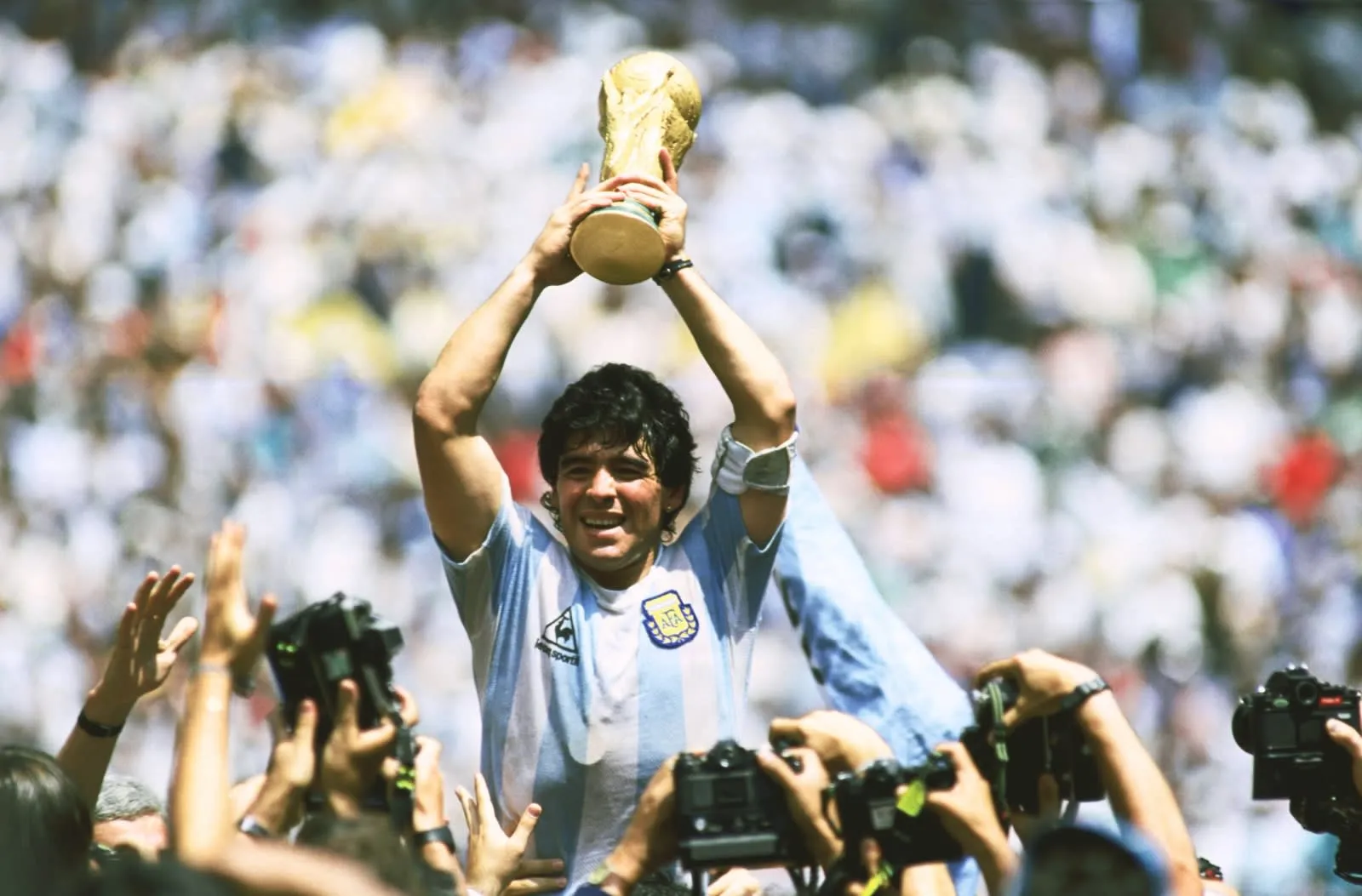 Diego Maradona im Dribbling während der Weltmeisterschaft 1986 in Mexiko