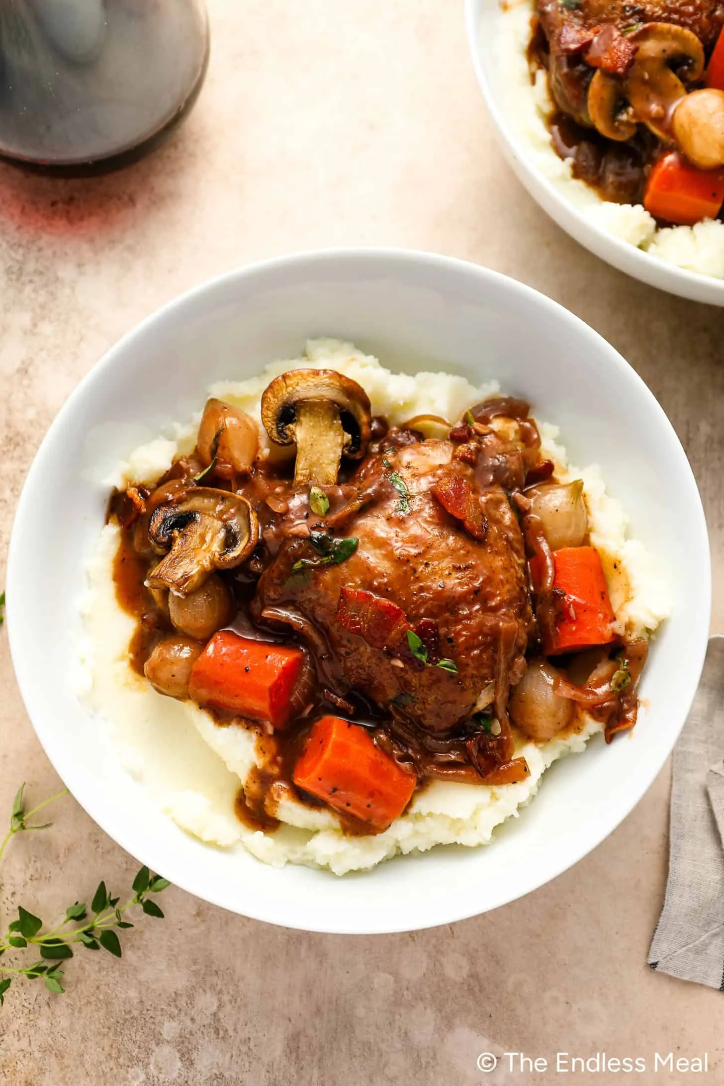 Dieser französische Hühnereintopf Rezept in einer Abendessenschüssel