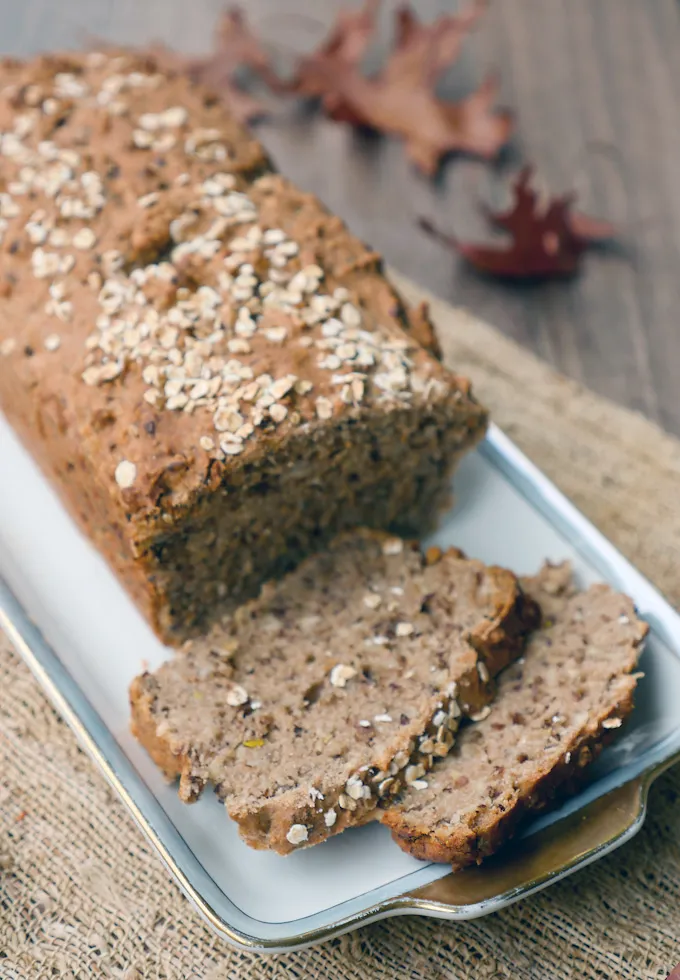 Dinkel-Vollkornbrot mit Haferflocken bestreut und in Scheiben geschnitten
