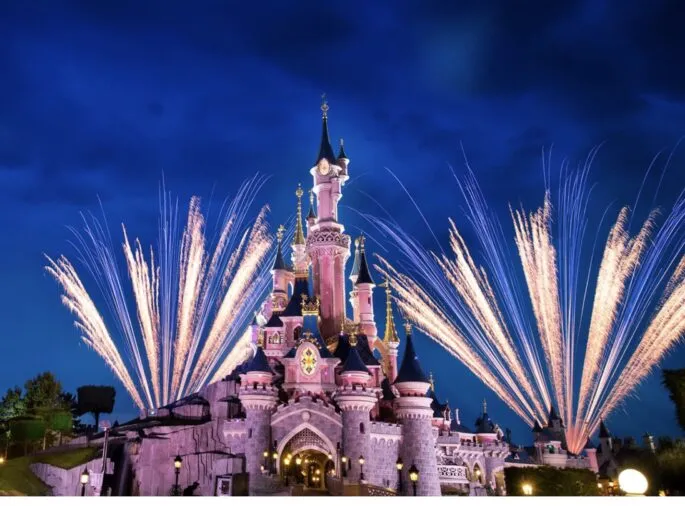 Disneyland Paris Schloss im Winterlicht mit Feuerwerk – ein magisches Winterspecial Angebot für 2026