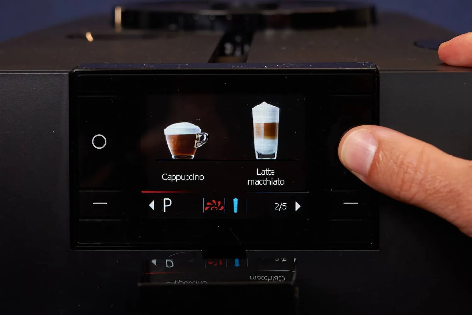 Display des Jura ENA 8 zeigt Cappuccino und Latte Macchiato