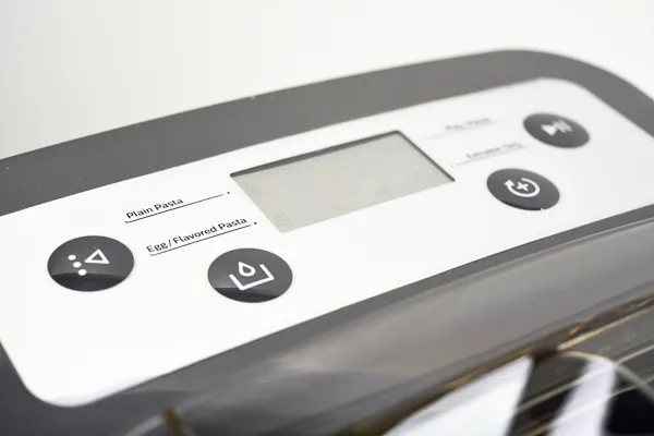 Display des Philips Pastamakers mit ausgewähltem Programm für Eiernudelteig, während die Zutaten gemischt werden
