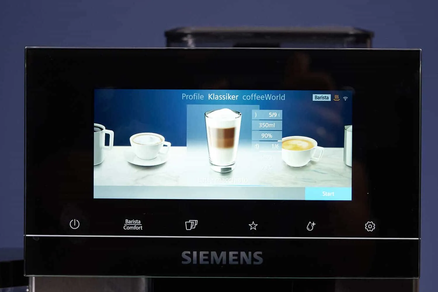 Display des Siemens EQ.900 zeigt Latte Macchiato