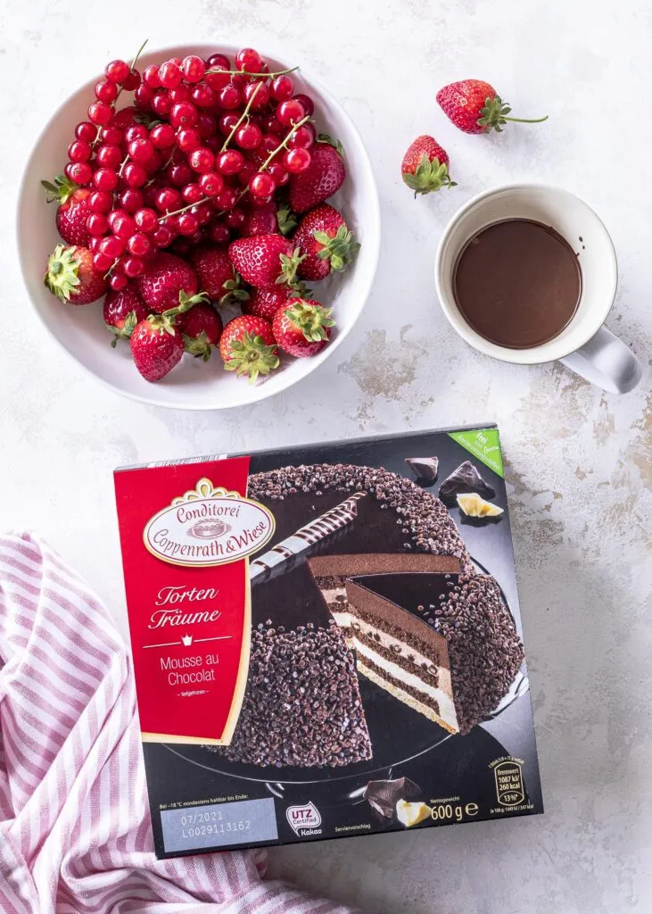 DIY Cake Topper in Form einer Zahl aus Schokolade mit bunten Streuseln auf einer Schokotorte