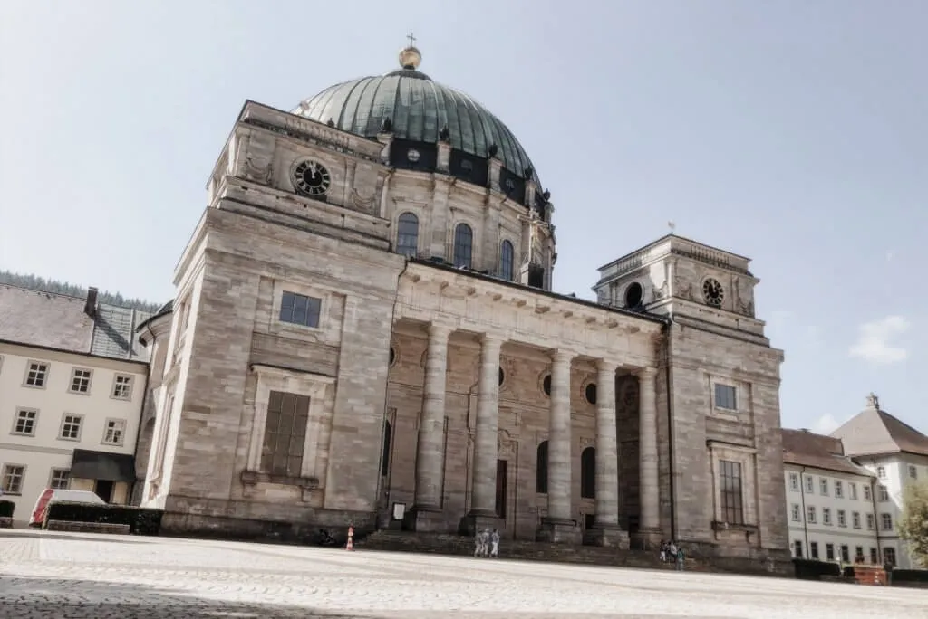 Dom von St. Blasien im Schwarzwald, ein großes Gebäude mit einer weißen Kuppel