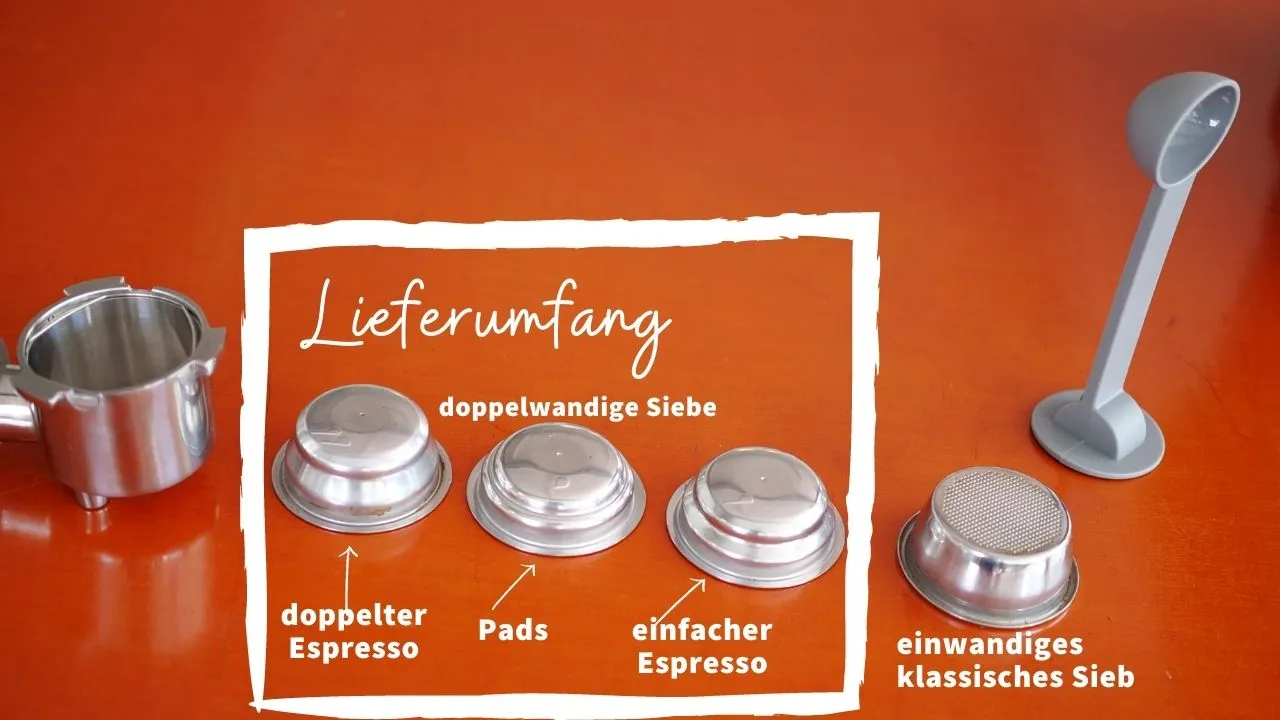 Doppelwandige Siebeinsätze und der einfache Plastik-Tamper, die im Lieferumfang der Smeg Siebträgermaschine ECF01 enthalten sind.