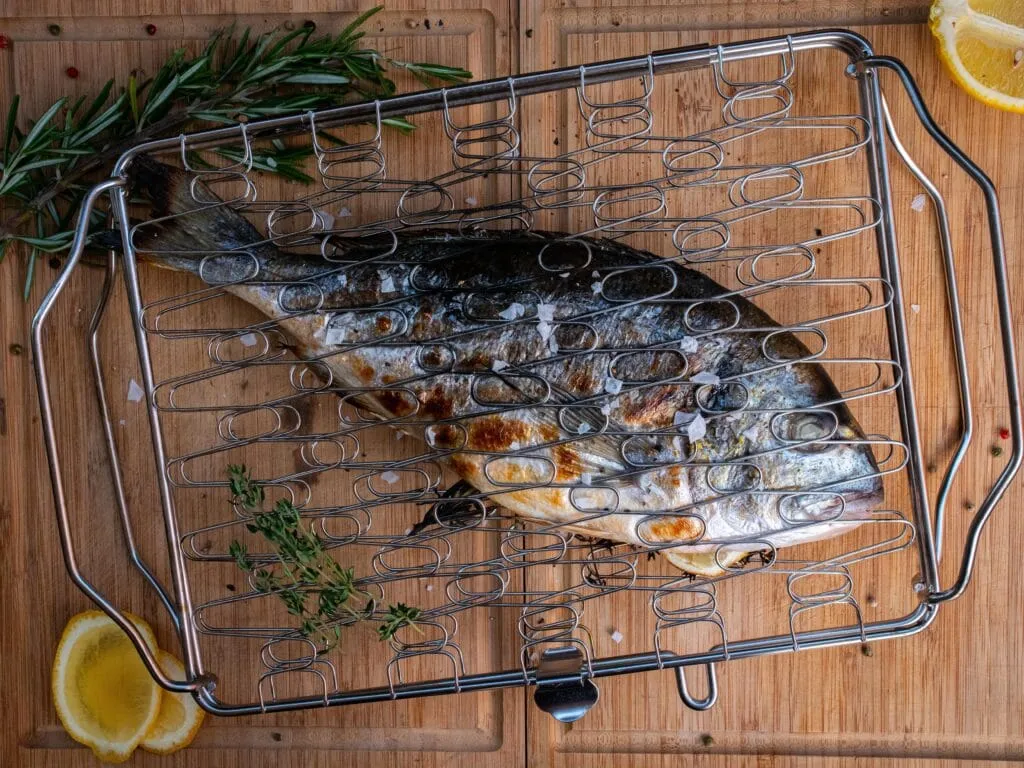 Dorade grillen im Fischkorb für sicheres Wenden