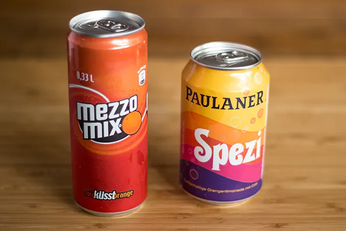 Dosen von Mezzo Mix und Paulaner Spezi, zwei beliebte deutsche Cola Orange Getränke