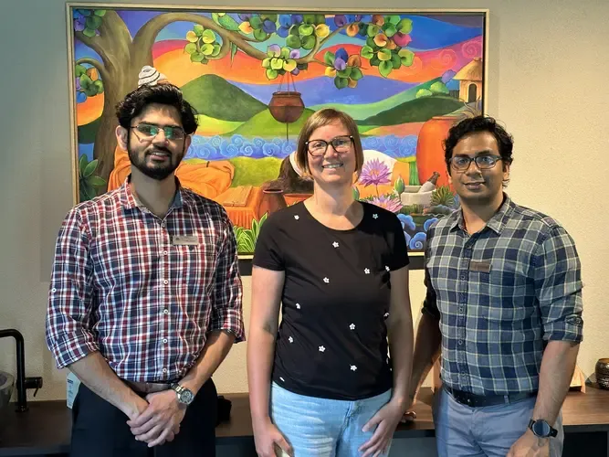 Dr. Jibin, ein Gast und Dr. Suhas im Konsultationszimmer