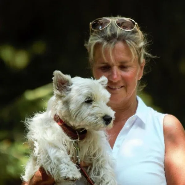 Dr. Susanne Weyrauch-Wiegand mit einem Hund, symbolisch für die Expertise in der Hundeernährung