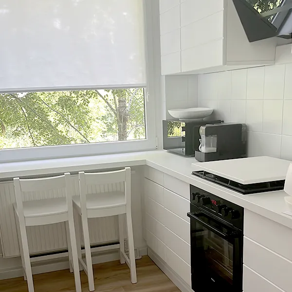 Dramatische Verwandlung einer 20 Jahre alten Küche durch den Austausch grauer gegen weiße neue Küchenfronten