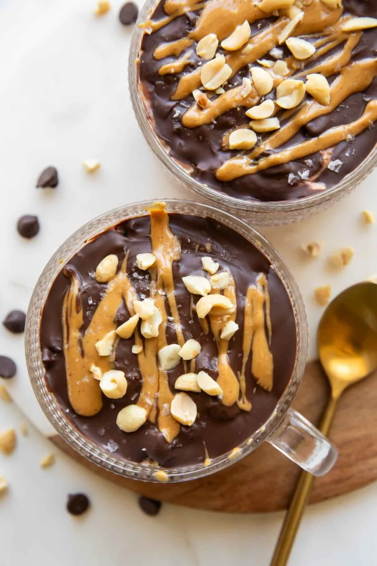 Draufsicht auf ein köstliches Snickers Overnight Oats Rezept in einem Glas.