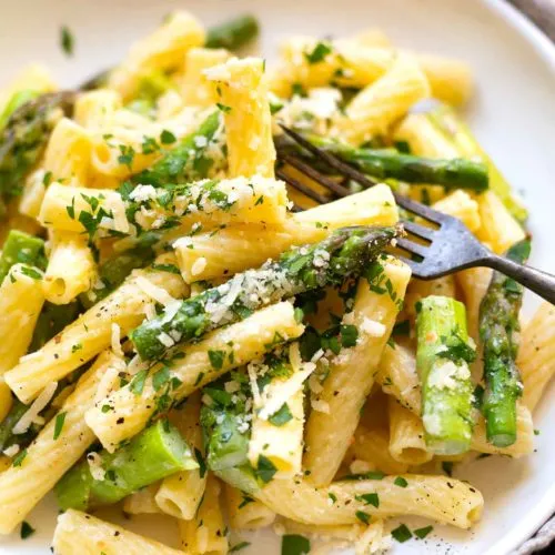 Draufsicht auf eine Portion Pasta mit grünem Spargel und Parmesan, ein einfaches und schnelles Gericht