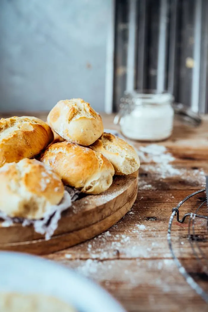 Drei Baguette Brötchen auf einem Gitterrost, bereit zum Abkühlen