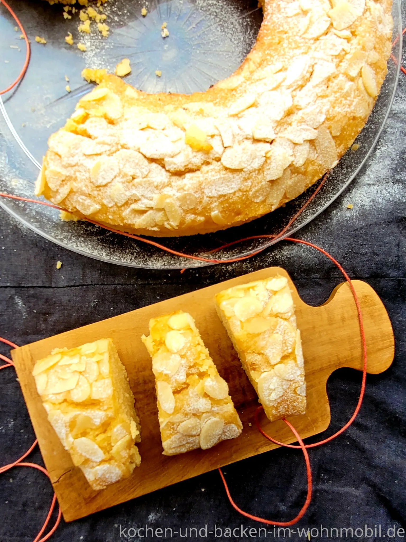 Drei köstliche Stücke Marzipankuchen, perfekt zum Kaffee und als Seelenschmeichler.