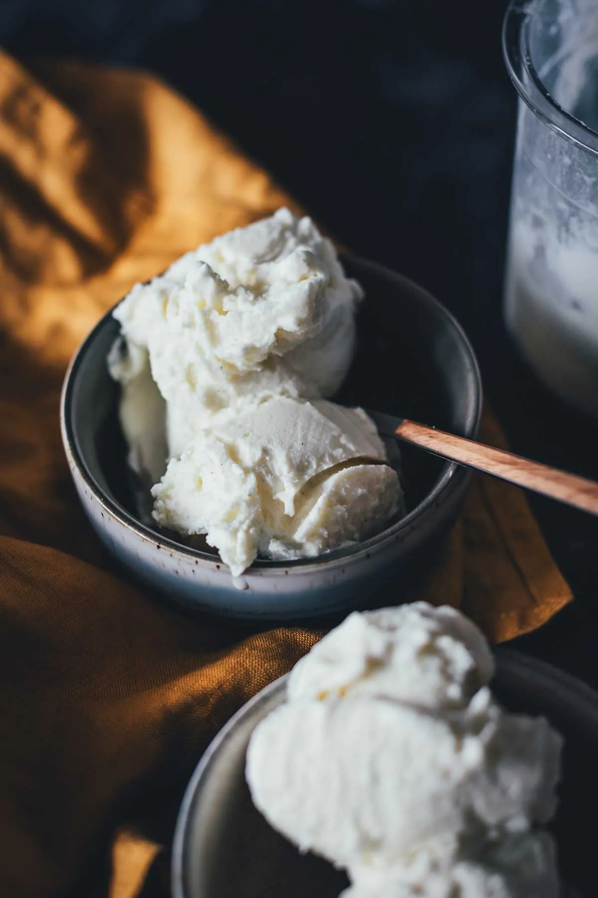 Drei Schüsseln mit Vanilleeis, von oben fotografiert, mit leicht unterschiedlichen Texturen und Vanillemark.