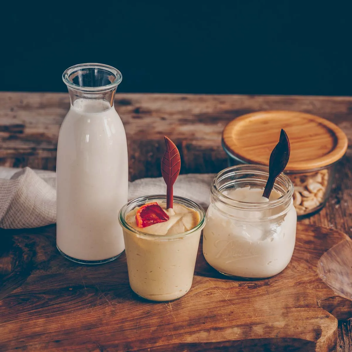 Drei selbstgemachte pflanzliche Milchalternativen auf Cashewbasis für gesunde Rezepte.