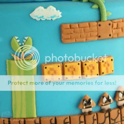 Dreistöckiger Super Mario Geburtstagskuchen, detailreich gestaltet mit Level-Elementen der Super Mario Bros. Welt.