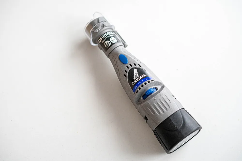 Dremel 7020 PGK elektrischer Krallenschleifer für Hunde mit 45-Grad-Pfotenführung, Detailaufnahme des Geräts in Aktion.
