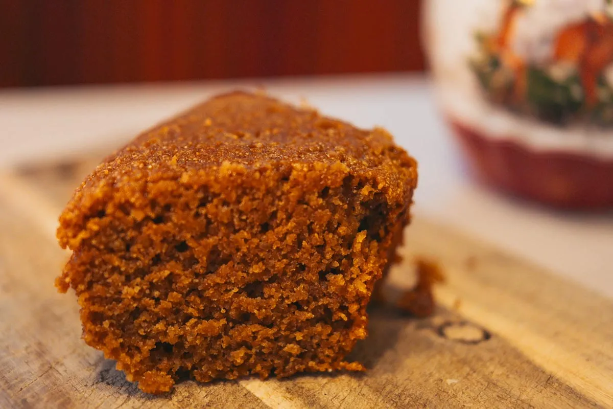 Duftender Weihnachtskuchen aus dem Omnia Ofen, bereit zum Servieren