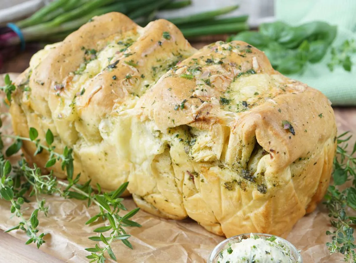 Duftendes Kräuterfaltenbrot, frisch aus der Kastenform, mit Kräutern verfeinert.