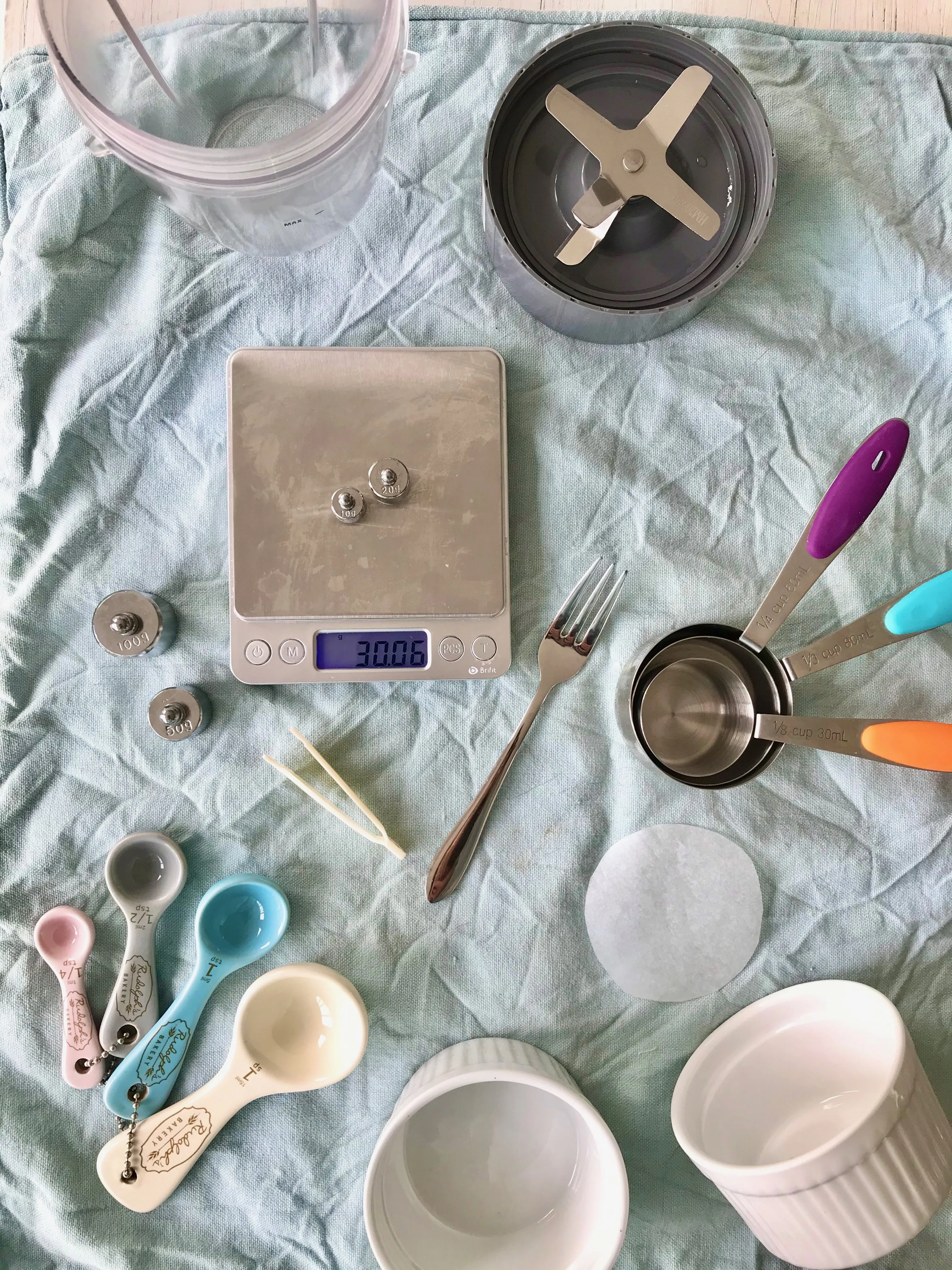 Dunkelbeige vegane Käsekuchenmasse, glatt und klebrig, in einer kleinen Backform