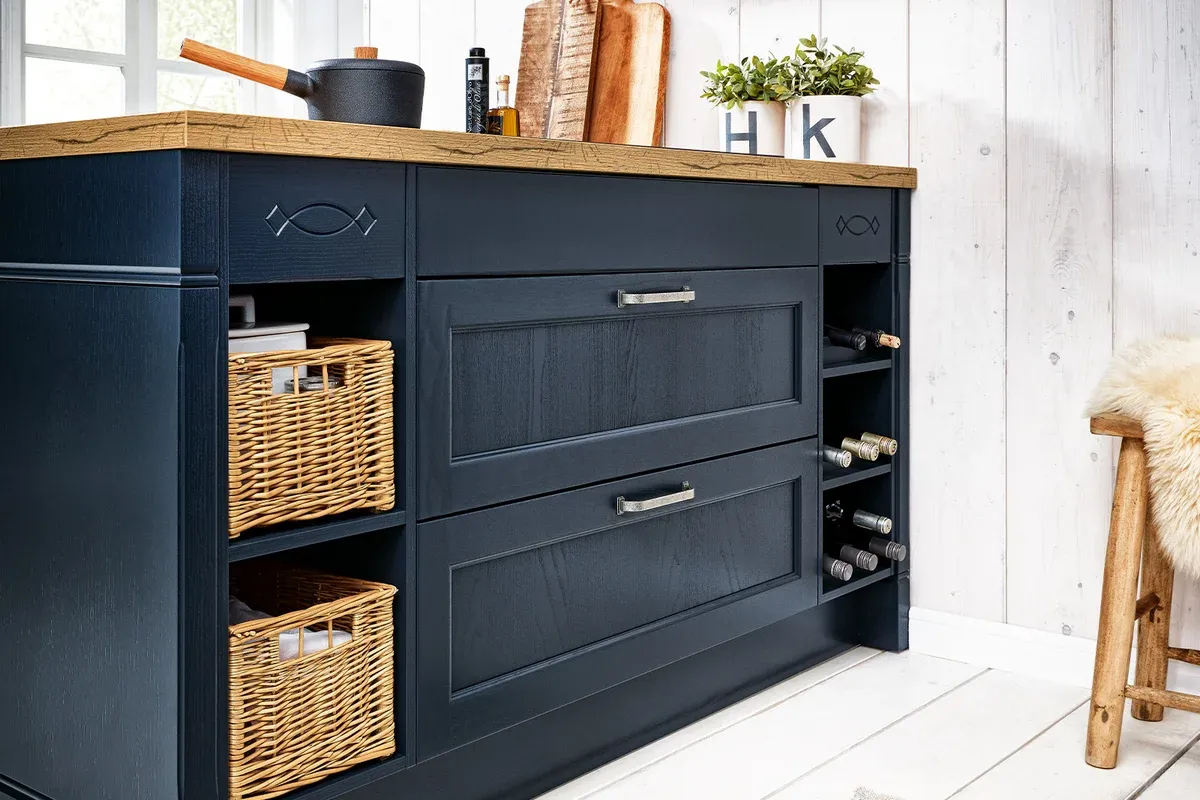dunkelblaue Kücheninsel mit Arbeitsplatte aus Holz im Landhaustil