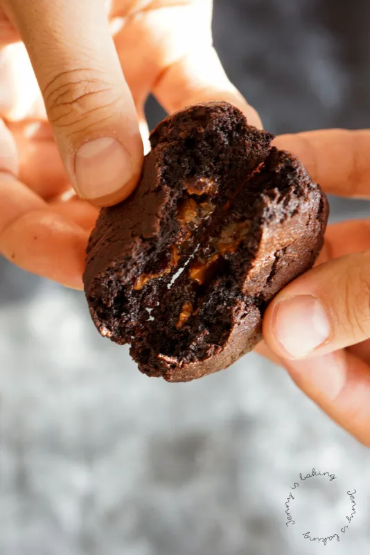 Dunkle Schoko Cookies mit salzigem Karamellkern, appetitlich angerichtet