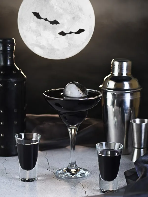 Dunkler Black Widow Cocktail mit Wodka und Aktivkohle, perfekt für Halloween.