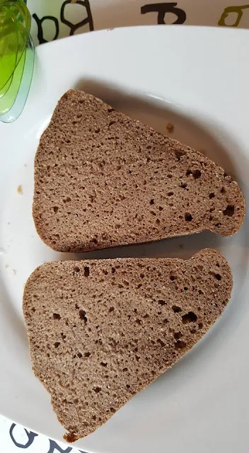 Dunkles Dreieck Brötchen im Anschnitt