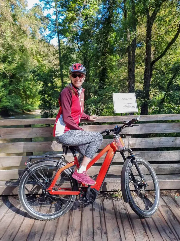 E-Bikerin genießt die Landschaft auf einer Tour im Schwarzwald, eine beliebte outdoor aktivität