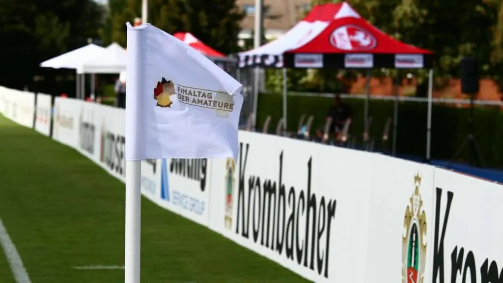 Eckfahne Finaltag der Amateure 2022 vor einem Stadionhintergrund, symbolisiert den Beginn spannender Landespokalfinale in Deutschland.