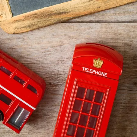 Edinburgh, die Hauptstadt Schottlands, liegt malerisch am Meer und bezaubert mit ihrem mittelalterlichen Stadtbild