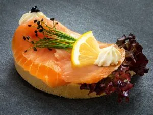 Edler Räucherlachs auf einem Brötchen mit Dill