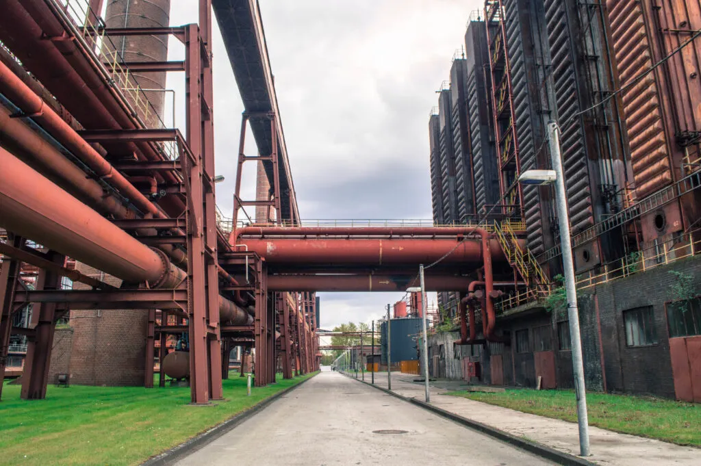 Ehemaliges Zechengelände Zollverein in Essen mit markanten Treppen