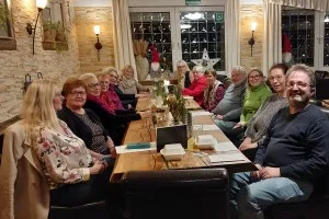 Ehrenamtliche Familienpaten der AWO bei einem Adventsessen im Restaurant Hiddemann, ein Zeichen der Wertschätzung für ihr Engagement in der Familienbildung.