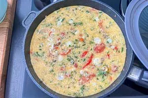 Eier in die Pfanne geben.