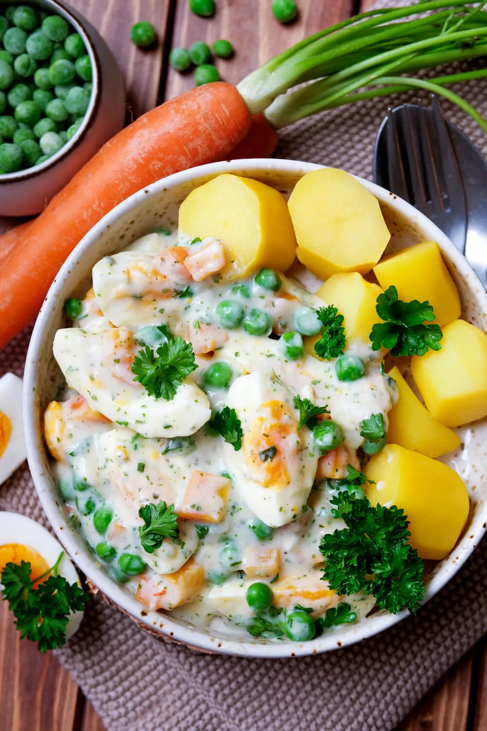 Eier mit cremiger Senfsauce, Erbsen, Möhren und Kartoffeln, ein schnelles Mittagessen