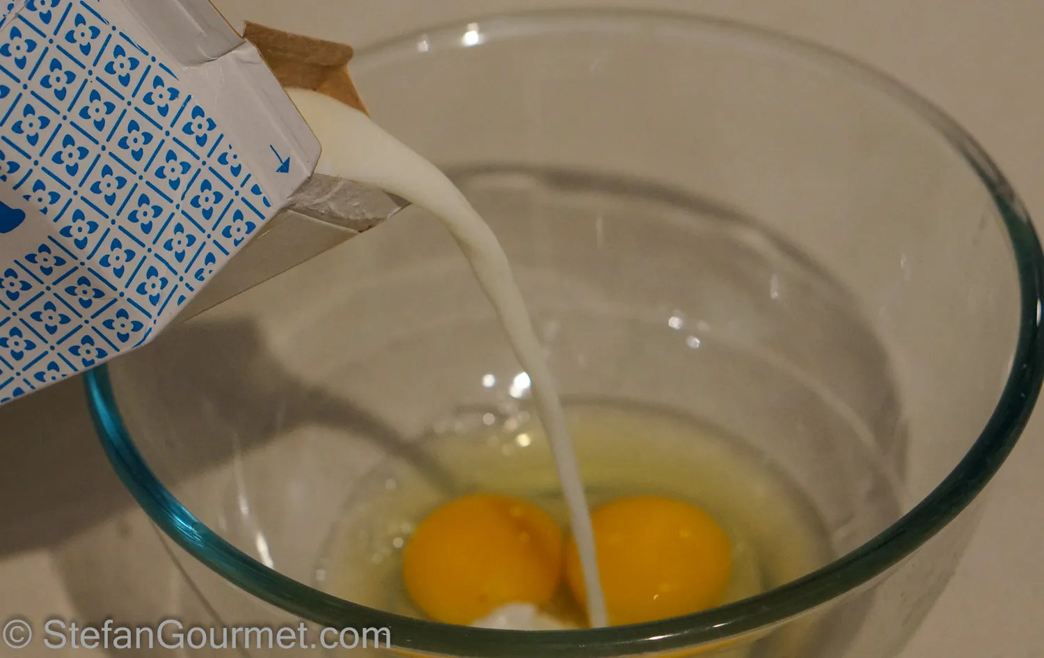 Eier mit einem Schuss Milch für die Panierstraße