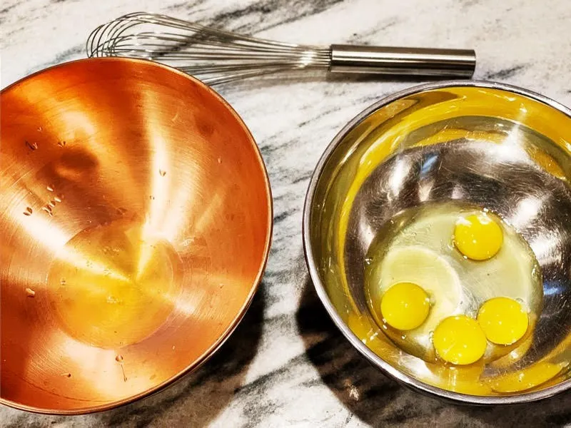 Eier trennen für ein luftiges Omelette