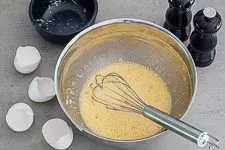 Eier und Käse für die Carbonara-Sauce verquirlen