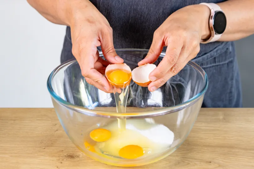 Eier und Zucker schaumig schlagen für den Tortenboden