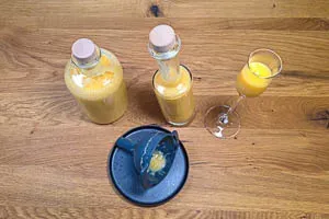 Eierlikör in Flaschen abfüllen und kühlen