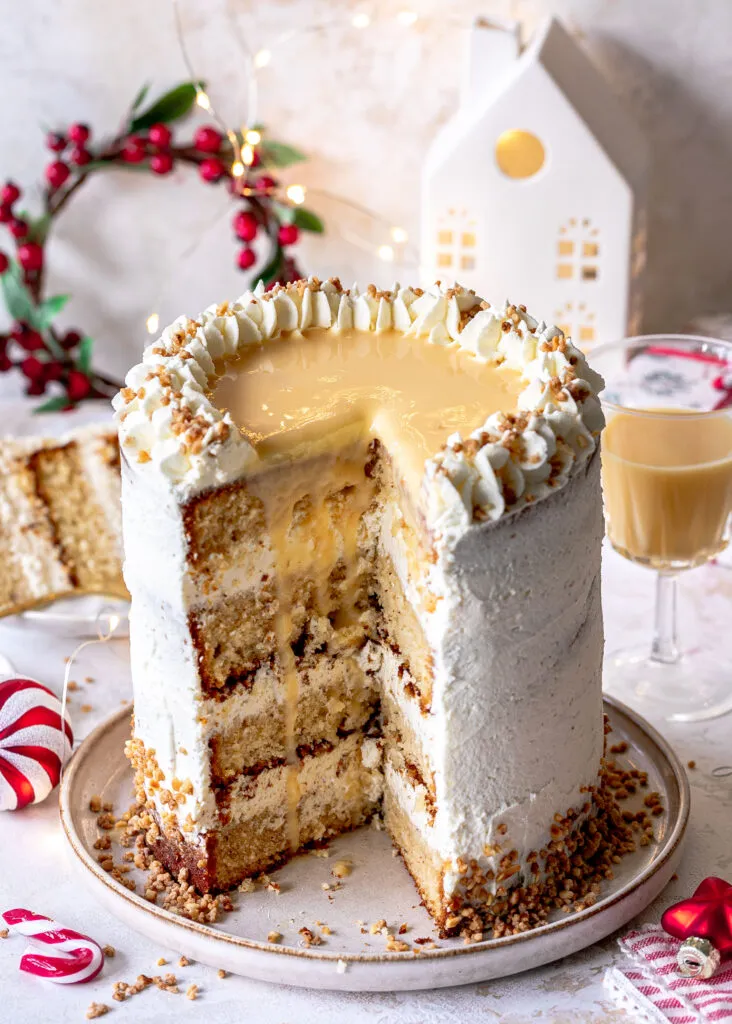 Eierlikör-Nuss-Torte, ein luxuriöser und cremiger Kuchen mit intensivem Geschmack